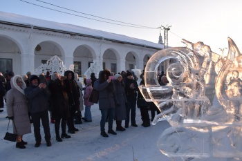 Фигуры из льда и снега украсили центр Костромы