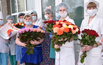 Букеты роз и искреннее «спасибо!» врачам от имени всех жителей региона передали костромские волонтеры