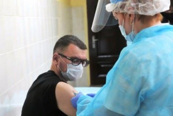 Прививочная кампания против коронавируса продолжается в Костромской области и в выходные дни
