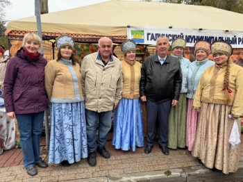 Налево - подворье с товаром, направо - веселье даром!