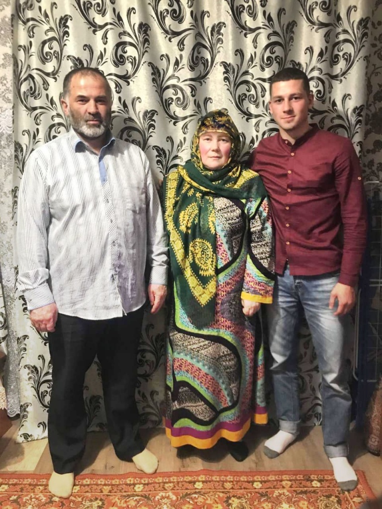 Татьяна (Айша) Гаджимурадова (Жернакова) с сыном и мужем