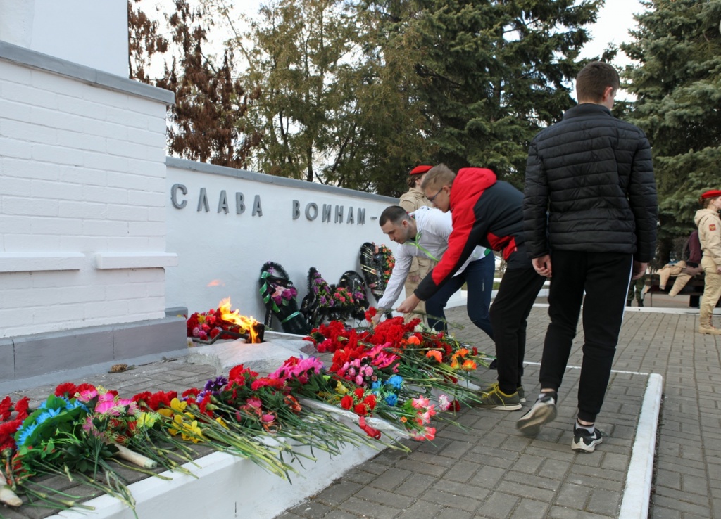 Перед началом эстафеты ее участники возложили цветы к памятнику Воину-Победителю