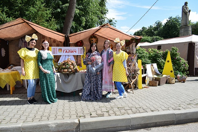 Сырный кораблик, буренка в русском сарафане и... коклюшки - как галичане удивляли гостей сырного фестиваля