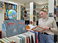 Библиотечный центр посетила передвижная выставка "губернаторских" книг