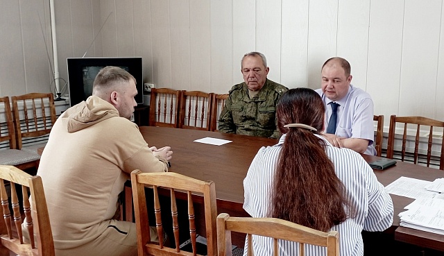 В администрации города встретились с контрактником с СВО
