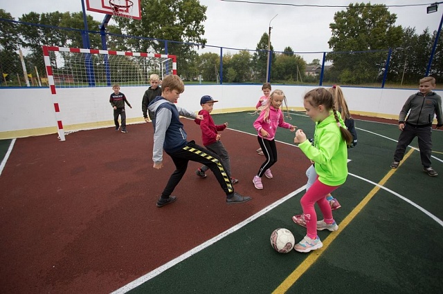 Новые спортивные объекты при сельских школах Костромской области стали популярным местом досуга жителей