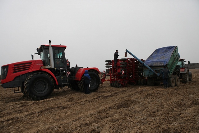 Сельскохозяйственная техника вышла на поля Галичского района.