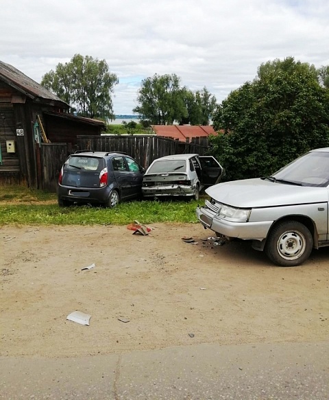 Сразу четыре легковых автомобиля «пострадали» в аварии на улице Гладышева сегодня утром.