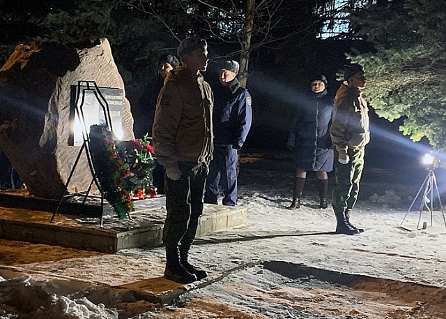 Галичане зажгли свечи и преклонили головы у мемориального камня "Достойным сынам Отечества".