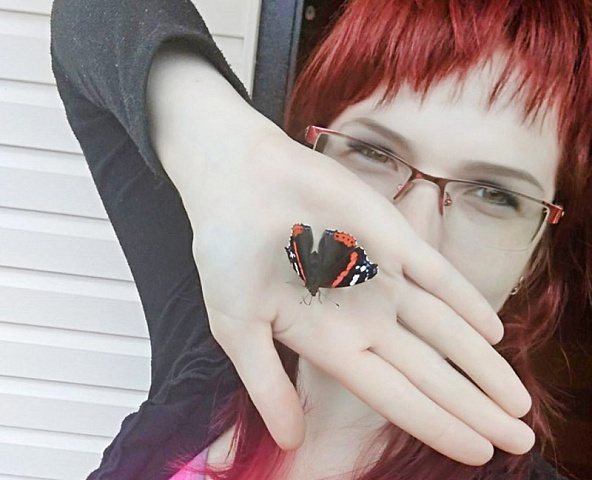 С бабочкой на руке
