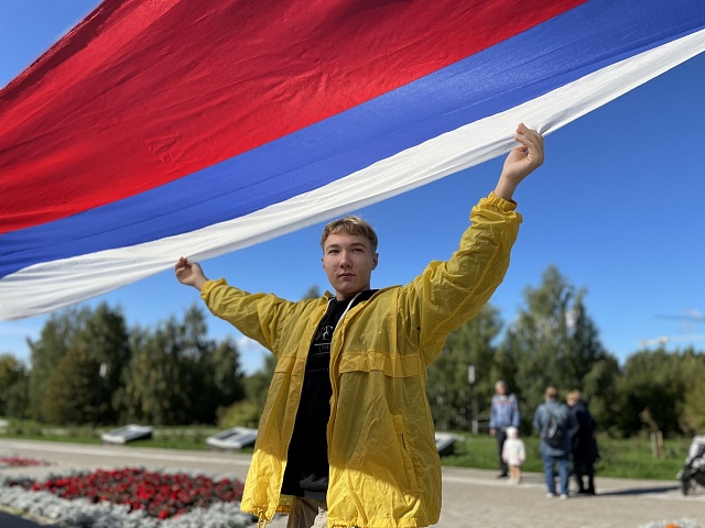 В Костроме развернули российский триколор в честь присвоения звания «Город трудовой доблести»