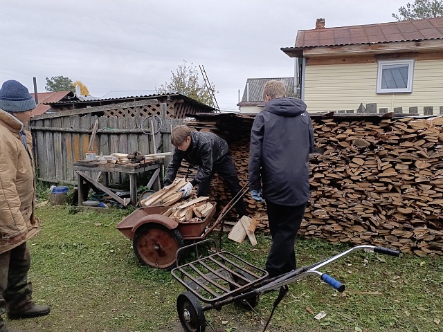 Пожилым - трудно, волонтерам - легко