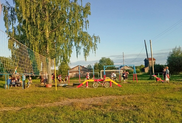 Спортивную площадку, устроенную в Курьянове своими силами и своими руками несколько лет назад, жители поселка продолжают содержать в идеальном порядке