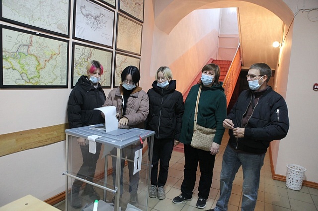 Галичане приходят на избирательные участки семьями