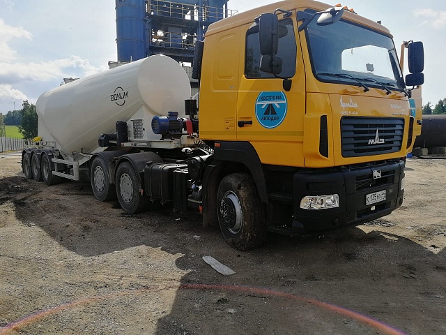 Солигаличскую «муку» для «дорожного пирога» в Галич доставляет теперь новый 30-тонный цементовоз