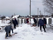 Снежный десант на сугробах села