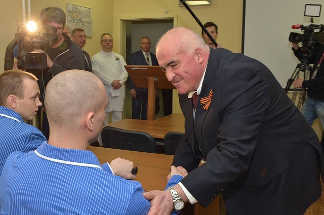 Сергей Ситников навестил раненых военнослужащих-костромичей в госпитале Минобороны